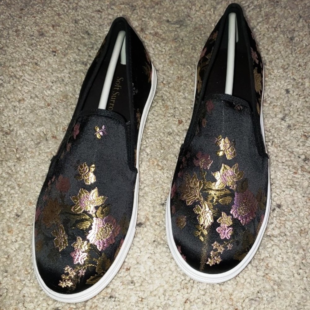 Beautifully Embroidered Shoe, Ladies Size 8